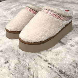 Free People look alike Sherpa slippers - like new!